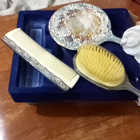 Silverplated vintage 3 piece dresser set. - Picture 5 of 5